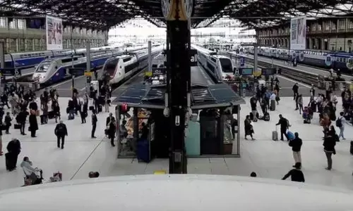 Paris metro ਵਿੱਚ ਹਮਲਾਵਰ ਨੇ ਔਰਤਾਂ ਤੇ ਚਾਕੂ ਨਾਲ ਕਰ ਦਿੱਤਾ ਹਮਲਾ (video)