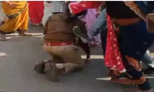 Crime News: ਭੀੜ ਨੇ ਮਹਿਲਾ ਪੁਲਿਸ ਅਫਸਰ ਨੂੰ ਬੇਰਹਿਮੀ ਨਾਲ ਕੁੱਟਿਆ, ਹੱਥ ਜੋੜਦੀ ਰਹੀ ਥਾਣਾ ਇੰਚਾਰਜ