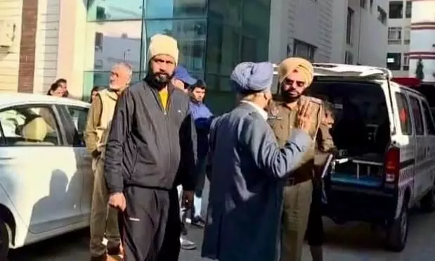 Zirakpur: BBMB ਦੇ 78 ਸਾਲਾ ਸੇਵਾਮੁਕਤ ਅਧਿਕਾਰੀ ਨੇ ਸੋਸਾਇਟੀ ਦੀ ਸੱਤਵੀਂ ਮੰਜ਼ਿਲ ਤੋਂ ਛਾਲ ਮਾਰ ਕੇ ਕੀਤੀ ਜੀਵਨ ਲੀਲਾ ਸਮਾਪਤ Zirakpur: BBMB ਦੇ 78 ਸਾਲਾ ਸੇਵਾਮੁਕਤ ਅਧਿਕਾਰੀ ਨੇ ਸੋਸਾਇਟੀ ਦੀ ਸੱਤਵੀਂ ਮੰਜ਼ਿਲ ਤੋਂ ਛਾਲ ਮਾਰ ਕੇ ਕੀਤੀ ਜੀਵਨ ਲੀਲਾ ਸਮਾਪਤ