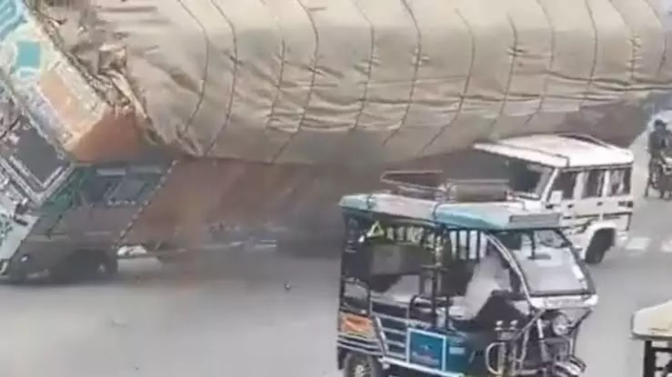 Accident News: ਚੱਲਦੀ ਬੋਲੈਰੋ ਕਾਰ ਤੇ ਪਲਟ ਗਿਆ ਤੂੜੀ ਨਾਲ ਭਰਿਆ ਟਰੱਕ, ਰੂਹ ਕੰਬਾਉਣ ਵਾਲੀ ਵੀਡਿਓ ਹੋਈ ਵਾਇਰਲ Accident News: ਚੱਲਦੀ ਬੋਲੈਰੋ ਕਾਰ ਤੇ ਪਲਟ ਗਿਆ ਤੂੜੀ ਨਾਲ ਭਰਿਆ ਟਰੱਕ, ਰੂਹ ਕੰਬਾਉਣ ਵਾਲੀ ਵੀਡਿਓ ਹੋਈ ਵਾਇਰਲ