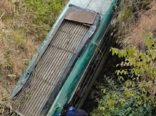 Bus full of passengers fell into a ravine, ਕਈ ਮਰੇ Bus full of passengers fell into a ravine, ਕਈ ਮਰੇ