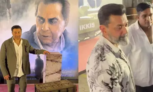 Dharmendra: ਇੱਕੀਸ ਦੀ ਸਕ੍ਰੀਨਿੰਗ ਮੌਕੇ ਧਰਮਿੰਦਰ ਦੀ ਸ਼ਰਟ ਪਹਿਨੇ ਨਜ਼ਰ ਆਏ ਬੌਬੀ ਦਿਓਲ, ਦੇਖੋ ਇਹ ਵੀਡੀਓ