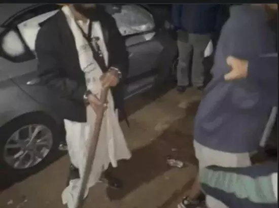 ਨਕਲੀ ਨਿਹੰਗ ਕਿਰਪਾਨ ਲੈ ਕੇ Harimandar Sahib complex ਚ ਦਾਖਲ; ਫ਼ੋਨ ਖੋਹਿਆ ਨਕਲੀ ਨਿਹੰਗ ਕਿਰਪਾਨ ਲੈ ਕੇ Harimandar Sahib complex ਚ ਦਾਖਲ; ਫ਼ੋਨ ਖੋਹਿਆ