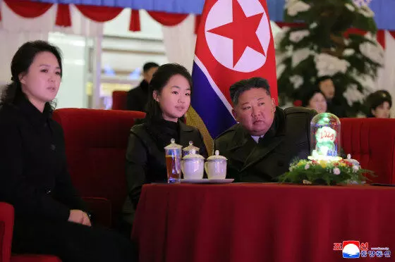 North Korea: ਤਾਨਾਸ਼ਾਹ ਕਿਮ ਜੋਂਗ ਉਨ ਦੀ ਉੱਤਰ ਅਧਿਕਾਰੀ ਬਣੇਗੀ ਬੇਟੀ? 13 ਸਾਲ ਦੀ ਧੀ ਨੂੰ ਮਿਲੇਗਾ ਵੱਡਾ ਅਹੁਦਾ North Korea: ਤਾਨਾਸ਼ਾਹ ਕਿਮ ਜੋਂਗ ਉਨ ਦੀ ਉੱਤਰ ਅਧਿਕਾਰੀ ਬਣੇਗੀ ਬੇਟੀ? 13 ਸਾਲ ਦੀ ਧੀ ਨੂੰ ਮਿਲੇਗਾ ਵੱਡਾ ਅਹੁਦਾ