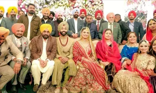 Balkar Sidhu: ਪੰਜਾਬੀ ਗਾਇਕ ਬਲਕਾਰ ਸਿੱਧੂ ਧੀ ਦੀ ਵਿਦਾਈ ਮੌਕੇ ਹੋਏ ਭਾਵੁਕ, ਰੋ ਰੋ ਕੇ ਗਾਇਆ ਗਾਣਾ, ਵੀਡਿਓ ਵਾਇਰਲ