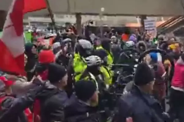 Canada ਵਿਚ ਭਿੜੇ Immigration ਹਮਾਇਤੀ ਅਤੇ ਵਿਰੋਧੀ Canada ਵਿਚ ਭਿੜੇ Immigration ਹਮਾਇਤੀ ਅਤੇ ਵਿਰੋਧੀ