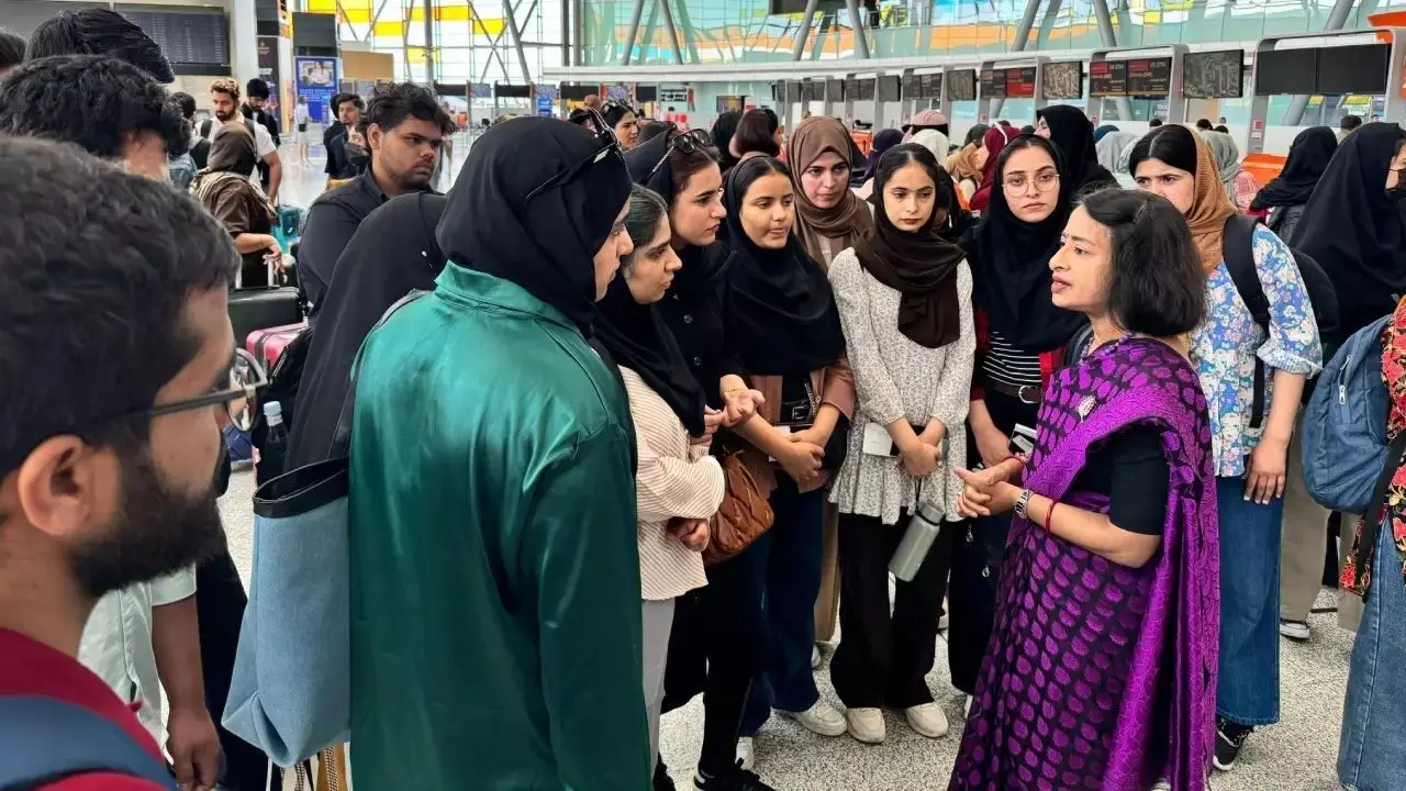 Iran Protest: ਈਰਾਨ ਵਿੱਚ ਫ਼ਸੇ 2000 ਭਾਰਤੀ ਵਿਦਿਆਰਥੀ, ਪਰਿਵਾਰਾਂ ਨੂੰ ਹੋਣ ਲੱਗੀ ਚਿੰਤਾ, ਸਰਕਾਰ ਨੂੰ ਕੀਤੀ ਅਪੀਲ Iran Protest: ਈਰਾਨ ਵਿੱਚ ਫ਼ਸੇ 2000 ਭਾਰਤੀ ਵਿਦਿਆਰਥੀ, ਪਰਿਵਾਰਾਂ ਨੂੰ ਹੋਣ ਲੱਗੀ ਚਿੰਤਾ, ਸਰਕਾਰ ਨੂੰ ਕੀਤੀ ਅਪੀਲ