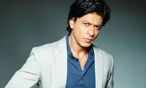 Shah Rukh Khan: ਬੁਰੀ ਤਰ੍ਹਾਂ ਸ਼ਾਹਰੁਖ ਖਾਨ ਦੇ ਮਗਰ ਪੈ ਗਈ ਪਾਗਲ ਫੈਨ, ਆਟੋ ਨਾਲ ਕੀਤਾ ਐਕਟਰ ਦੀ ਕਾਰ ਦਾ ਪਿੱਛਾ