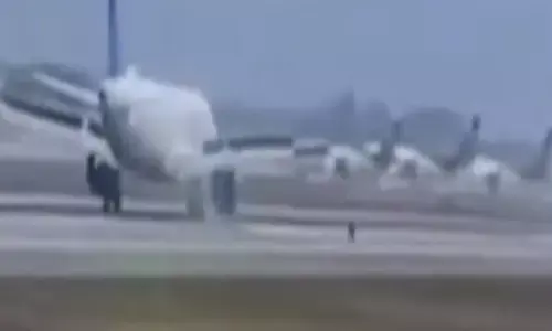 America ’ਚ ਲੈਂਡ ਕਰਦੇ ਜਹਾਜ਼ ਦਾ ਖੁੱਲਿ੍ਆ ਪਹੀਆ