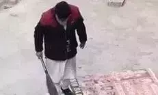 Amritsar ’ਚ Hindu gods and goddesses ਦੀਆਂ ਤਸਵੀਰਾਂ ਦੀ ਬੇਅਦਬੀ, ਦਸਤਾਰਧਾਰੀ ਵਿਅਕਤੀ ਵੱਲੋਂ ਬੇਅਦਬੀ