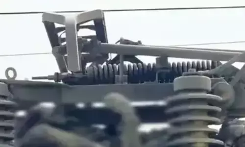 Train Accident: ਮਾਲਗੱਡੀ ਦੇ ਇੰਜਣ ਤੇ ਟਸ਼ਨ ਮਾਰਨ ਚੜ੍ਹਿਆ ਨੌਜਵਾਨ, ਬੁਰੀ ਤਰ੍ਹਾਂ ਝੁਲਸਿਆ, ਹੋਈ ਮੌਤ