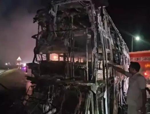 Terrible accident in Andhra Pradesh: ਬੱਸ ਅਤੇ ਟਰੱਕ ਦੀ ਟੱਕਰ ਤੋਂ ਬਾਅਦ ਲੱਗੀ ਭਿਆਨਕ ਅੱਗ Terrible accident in Andhra Pradesh: ਬੱਸ ਅਤੇ ਟਰੱਕ ਦੀ ਟੱਕਰ ਤੋਂ ਬਾਅਦ ਲੱਗੀ ਭਿਆਨਕ ਅੱਗ