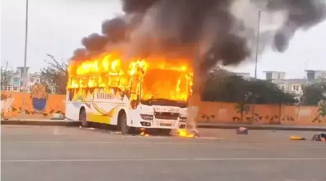 Bus Fire Incident: ਬੱਸ ਨੂੰ ਅਚਾਨਕ ਲੱਗ ਗਈ ਅੱਗ, ਸਵਾਰੀਆਂ ਨੇ ਖਿੜਕੀਆਂ ਤੋਂ ਛਾਲ ਮਾਰ ਕੇ ਬਚਾਈ ਜਾਨ Bus Fire Incident: ਬੱਸ ਨੂੰ ਅਚਾਨਕ ਲੱਗ ਗਈ ਅੱਗ, ਸਵਾਰੀਆਂ ਨੇ ਖਿੜਕੀਆਂ ਤੋਂ ਛਾਲ ਮਾਰ ਕੇ ਬਚਾਈ ਜਾਨ