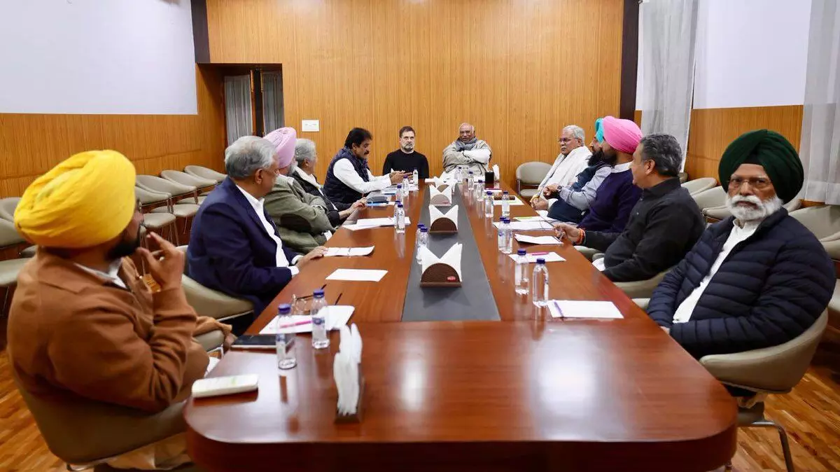 Rahul Gandhi: ਚਰਨਜੀਤ ਚੰਨੀ ਦੇ ਬਿਆਨ ਤੇ ਰਾਹੁਲ ਗਾਂਧੀ ਨਾਰਾਜ਼, ਲਗਾ ਦਿੱਤੀ ਕਾਂਗਰਸੀ ਆਗੂਆਂ ਦੀ ਕਲਾਸ Rahul Gandhi: ਚਰਨਜੀਤ ਚੰਨੀ ਦੇ ਬਿਆਨ ਤੇ ਰਾਹੁਲ ਗਾਂਧੀ ਨਾਰਾਜ਼, ਲਗਾ ਦਿੱਤੀ ਕਾਂਗਰਸੀ ਆਗੂਆਂ ਦੀ ਕਲਾਸ