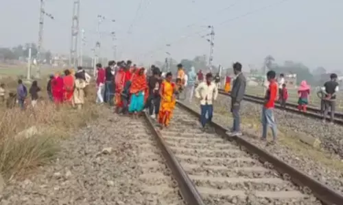 India News: ਰੀਲ ਬਣਾਉਣ ਦੇ ਚੱਕਰ ਚ ਟ੍ਰੇਨ ਥੱਲੇ ਆਏ ਦੋ ਨੌਜਵਾਨ, ਦਰਦਨਾਕ ਮੌਤ, ਪਟੜੀ ਤੇ ਖਿੱਲਰੇ ਲਾਸ਼ਾਂ ਦੇ ਟੁਕੜੇ