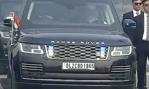 PM Modi: ਸ਼ਾਨਦਾਰ ਰੇਂਜ ਰੋਵਰ ਕਾਰ ਚ ਸਫ਼ਰ ਕਰਦੇ ਹਨ PM ਮੋਦੀ, ਕਮਾਲ ਹਨ ਇਸ ਦੀਆਂ ਖੂਬੀਆਂ, ਕੀਮਤ ਜਾਣ ਉੱਡ ਜਾਣਗੇ ਹੋਸ਼