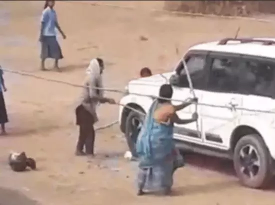 ਜਲੇਬੀ ਪਿੱਛੇ ਜੰਗ: ਪੰਚਾਇਤ ਭਵਨ ਚ ਚੱਲੀਆਂ ਡਾਂਗਾਂ ਅਤੇ ਇੱਟਾਂ ਜਲੇਬੀ ਪਿੱਛੇ ਜੰਗ: ਪੰਚਾਇਤ ਭਵਨ ਚ ਚੱਲੀਆਂ ਡਾਂਗਾਂ ਅਤੇ ਇੱਟਾਂ