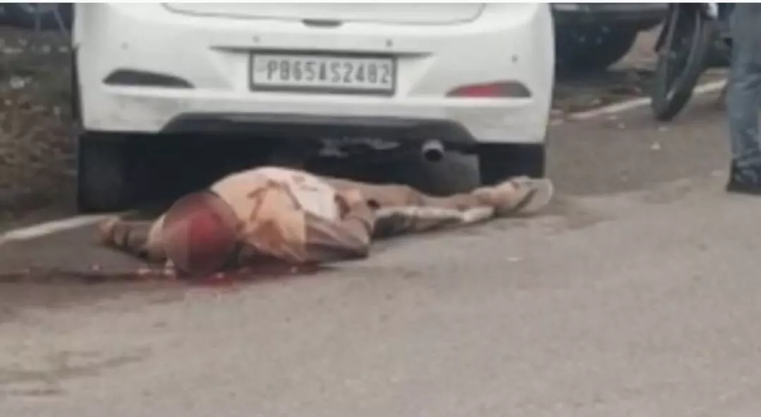 Mohali Crime: ਮੋਹਾਲੀ ਵਿੱਚ ਦਿਨ ਦਿਹਾੜੇ ਹੋਇਆ ਕਤਲ, DC ਦਫ਼ਤਰ ਦੇ ਬਾਹਰ ਵਿਅਕਤੀ ਨੂੰ ਮਾਰੀਆਂ ਗੋਲੀਆਂ Mohali Crime: ਮੋਹਾਲੀ ਵਿੱਚ ਦਿਨ ਦਿਹਾੜੇ ਹੋਇਆ ਕਤਲ, DC ਦਫ਼ਤਰ ਦੇ ਬਾਹਰ ਵਿਅਕਤੀ ਨੂੰ ਮਾਰੀਆਂ ਗੋਲੀਆਂ