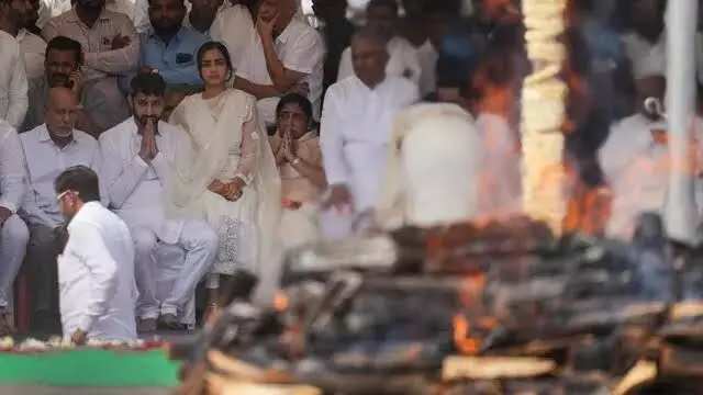 Ajit Pawar: ਸਰਕਾਰੀ ਸਨਮਾਨ ਦੇ ਨਾਲ ਕੀਤਾ ਗਿਆ ਅਜੀਤ ਪਵਾਰ ਦਾ ਅੰਤਿਮ ਸੰਸਕਾਰ, ਬੇਟਿਆਂ ਨੇ ਲਾਈ ਚਿਤਾ ਨੂੰ ਅੱਗ Ajit Pawar: ਸਰਕਾਰੀ ਸਨਮਾਨ ਦੇ ਨਾਲ ਕੀਤਾ ਗਿਆ ਅਜੀਤ ਪਵਾਰ ਦਾ ਅੰਤਿਮ ਸੰਸਕਾਰ, ਬੇਟਿਆਂ ਨੇ ਲਾਈ ਚਿਤਾ ਨੂੰ ਅੱਗ