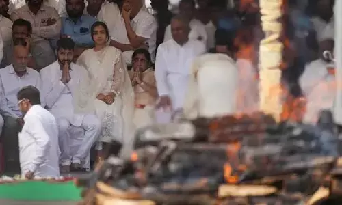 Ajit Pawar: ਸਰਕਾਰੀ ਸਨਮਾਨ ਦੇ ਨਾਲ ਕੀਤਾ ਗਿਆ ਅਜੀਤ ਪਵਾਰ ਦਾ ਅੰਤਿਮ ਸੰਸਕਾਰ, ਬੇਟਿਆਂ ਨੇ ਲਾਈ ਚਿਤਾ ਨੂੰ ਅੱਗ