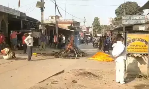 ਸ਼ਮਸ਼ਾਨਘਾਟ ਦਾ ਰਸਤਾ ਨਾ ਮਿਲਣ ਤੇ ਪਰਿਵਾਰ ਨੇ ਚੌਰਾਹੇ ਤੇ ਕੀਤਾ ਅੰਤਿਮ ਸਸਕਾਰ