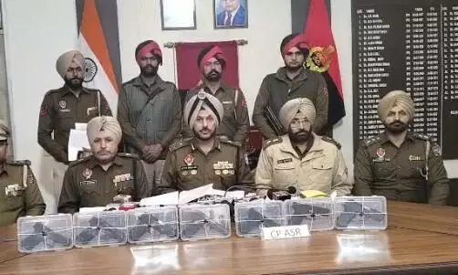 ਇੰਟੈਲੀਜੈਂਸ ਆਧਾਰਿਤ ਆਪਰੇਸ਼ਨ ਤੇ Amritsar Police ਵੱਲੋਂ ਤਿੰਨ ਮੁਲਜ਼ਮ ਕਾਬੂ, ਗਲੌਕ–ਬਰੇਟਾ ਸਮੇਤ 7 ਆਧੁਨਿਕ ਪਸਤੌਲ ਬਰਾਮਦ ਇੰਟੈਲੀਜੈਂਸ ਆਧਾਰਿਤ ਆਪਰੇਸ਼ਨ ਤੇ Amritsar Police ਵੱਲੋਂ ਤਿੰਨ ਮੁਲਜ਼ਮ ਕਾਬੂ, ਗਲੌਕ–ਬਰੇਟਾ ਸਮੇਤ 7 ਆਧੁਨਿਕ ਪਸਤੌਲ ਬਰਾਮਦ