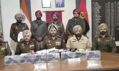 ਇੰਟੈਲੀਜੈਂਸ ਆਧਾਰਿਤ ਆਪਰੇਸ਼ਨ ਤੇ Amritsar Police ਵੱਲੋਂ ਤਿੰਨ ਮੁਲਜ਼ਮ ਕਾਬੂ, ਗਲੌਕ–ਬਰੇਟਾ ਸਮੇਤ 7 ਆਧੁਨਿਕ ਪਸਤੌਲ ਬਰਾਮਦ ਇੰਟੈਲੀਜੈਂਸ ਆਧਾਰਿਤ ਆਪਰੇਸ਼ਨ ਤੇ Amritsar Police ਵੱਲੋਂ ਤਿੰਨ ਮੁਲਜ਼ਮ ਕਾਬੂ, ਗਲੌਕ–ਬਰੇਟਾ ਸਮੇਤ 7 ਆਧੁਨਿਕ ਪਸਤੌਲ ਬਰਾਮਦ