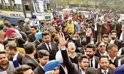 ਪੂਰੇ Punjab ਭਰ ਵਿੱਚ ਵਕੀਲ  three-day strike ਤੇ , ਵਕੀਲ ਭਾਈਚਾਰੇ ਵੱਲੋਂ ਮੰਗਾਂ ਪੂਰੀਆਂ ਕਰਨ ਨੂੰ ਲੈ ਕੇ ਕੀਤੀ ਨਾਅਰੇਬਾਜੀ