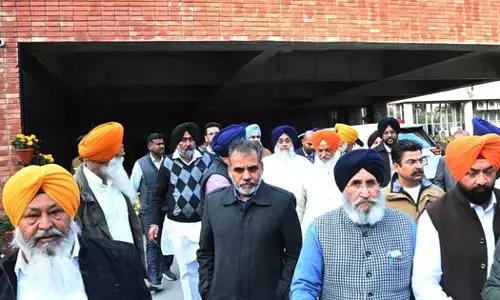 Akali Dal ਦੀ ਪੂਰੀ ਕੋਰ ਕਮੇਟੀ ਨੇ ਡੀ ਜੀ ਪੀ ਗੌਰਵ ਯਾਦਵ ਦੇ ਦਫਤਰ ਪੁੱਜ ਕੇ ਗ੍ਰਿਫਤਾਰੀ ਦੀ ਕੀਤੀ ਪੇਸ਼ਕਸ਼