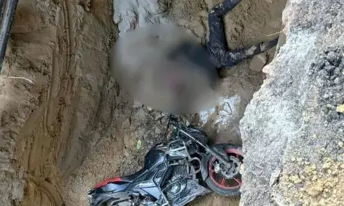 Administrative ਲਾਪਰਵਾਹੀ ਨੇ ਲਈ ਜਾਨ: ਟੋਏ ਵਿੱਚ ਡਿੱਗਣ ਕਾਰਨ ਬਾਈਕ ਸਵਾਰ ਦੀ ਮੌਤ