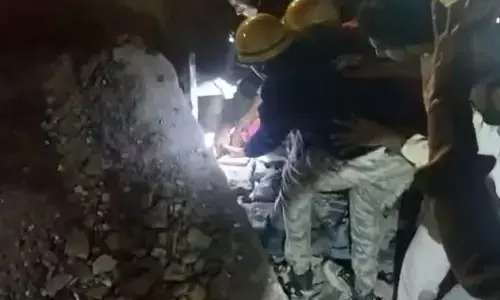 ਤਿੰਨ ਮੰਜ਼ਿਲਾ ਇਮਾਰਤ ਡਿੱਗਣ ਕਾਰਨ 2 ਦੀ ਮੌਤ, 10 ਨੂੰ ਸੁਰੱਖਿਅਤ ਬਾਹਰ ਕੱਢਿਆ ਗਿਆ