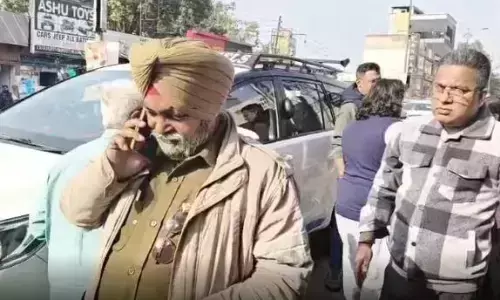 Amritsar ਦੇ ਲਾਰਸ ਰੋਡ ’ਤੇ ਦਿਨ ਦਿਹਾੜੇ ਲੁੱਟ, ਇਲਾਕੇ ’ਚ ਦਹਿਸ਼ਤ ਦਾ ਮਾਹੌਲ, ਪਿਸਤੌਲ ਕੱਢ ਕੇ ਲੋਕਾਂ ਨੂੰ ਧਮਕਾਇਆ