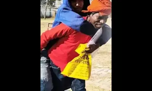 ਜ਼ਖਮੀ ਪੁੱਤਰ ਨੂੰ ਮੋਢਿਆਂ ਤੇ ਚੁੱਕ ਕੇ 2 ਕਿਲੋਮੀਟਰ ਪੈਦਲ ਪਹੁੰਚਾਇਆ ਪ੍ਰੀਖਿਆ ਕੇਂਦਰ