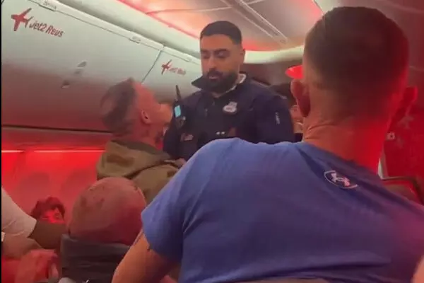 UK ਜਾ ਰਿਹਾ plane ਬਣਿਆ ਜੰਗ ਦਾ ਮੈਦਾਨ UK ਜਾ ਰਿਹਾ plane ਬਣਿਆ ਜੰਗ ਦਾ ਮੈਦਾਨ