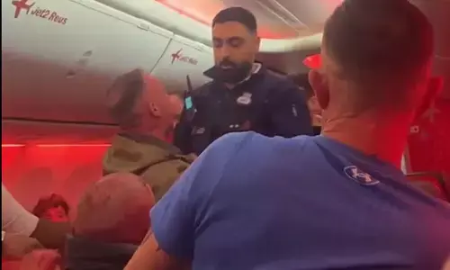 UK ਜਾ ਰਿਹਾ plane ਬਣਿਆ ਜੰਗ ਦਾ ਮੈਦਾਨ