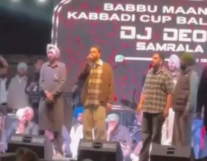 ਗਾਇਕ ਬੱਬੂ ਮਾਨ ਦੇ ਸ਼ੋਅ ਚ ਹੰਗਾਮਾ ਗਾਇਕ ਬੱਬੂ ਮਾਨ ਦੇ ਸ਼ੋਅ ਚ ਹੰਗਾਮਾ