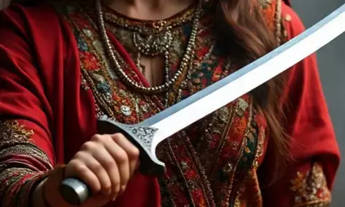 ਲੁਟੇਰੇ ਵਲੋਂ ਕਾਰ ਤੇ ਲੁੱਟ ਦੀ ਨੀਅਤ ਨਾਲ ਹਮਲਾ : ਤਲਵਾਰ ਕੱਢ ਕੇ ਸਿੱਖ ਮੁਟਿਆਰ ਨੇ ਕੀਤਾ ਮੁਕਾਬਲਾ, ਵੇਖੋ ਵੀਡੀਓ ਵੀ