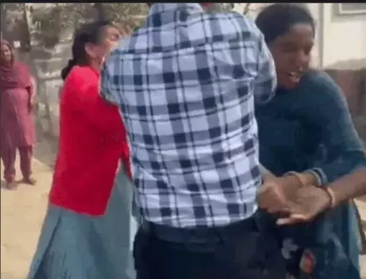 ਇੱਕ ਨੌਜਵਾਨ ਤੇ ਦੋ ਪਤਨੀਆਂ ਦਾ ਦਾਅਵਾ : ਔਰਤਾਂ ਵਿਚਾਲੇ ਖੂਬ ਚੱਲੇ ਥੱਪੜ ਇੱਕ ਨੌਜਵਾਨ ਤੇ ਦੋ ਪਤਨੀਆਂ ਦਾ ਦਾਅਵਾ : ਔਰਤਾਂ ਵਿਚਾਲੇ ਖੂਬ ਚੱਲੇ ਥੱਪੜ