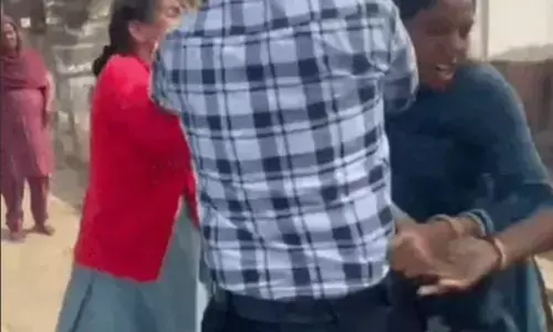 ਇੱਕ ਨੌਜਵਾਨ ਤੇ ਦੋ ਪਤਨੀਆਂ ਦਾ ਦਾਅਵਾ : ਔਰਤਾਂ ਵਿਚਾਲੇ ਖੂਬ ਚੱਲੇ ਥੱਪੜ