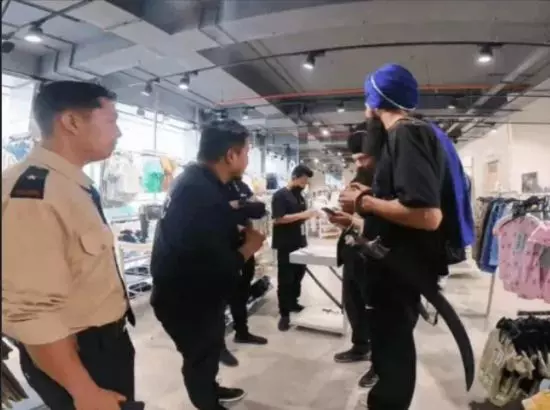 Showroom ਚ ਸਿੰਘਾਂ ਨੂੰ ਕਿਰਪਾਨ ਲਿਜਾਣ ਤੋਂ ਰੋਕਿਆ, ਫਿਰ ਪੈ ਗਿਆ ਰੌਲਾ Showroom ਚ ਸਿੰਘਾਂ ਨੂੰ ਕਿਰਪਾਨ ਲਿਜਾਣ ਤੋਂ ਰੋਕਿਆ, ਫਿਰ ਪੈ ਗਿਆ ਰੌਲਾ