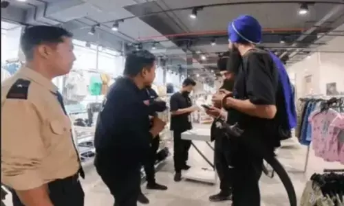 Showroom ਚ ਸਿੰਘਾਂ ਨੂੰ ਕਿਰਪਾਨ ਲਿਜਾਣ ਤੋਂ ਰੋਕਿਆ, ਫਿਰ ਪੈ ਗਿਆ ਰੌਲਾ