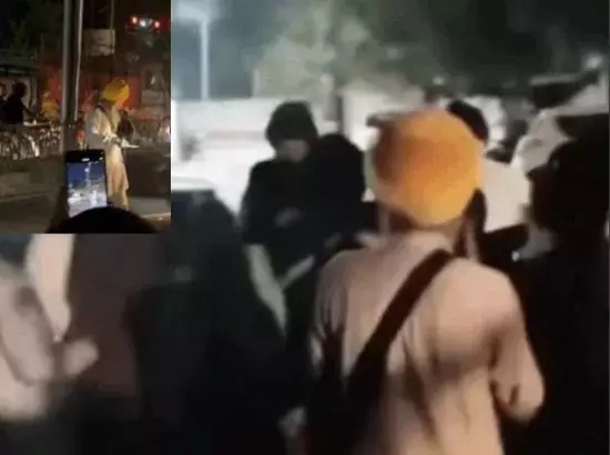 ਥਾਣੇ ਦੇ ਗੇਟ ਤੇ ਨਿਹੰਗ ਸਿੰਘ ਅਤੇ ਔਰਤ ਵਿਚਕਾਰ ਹੰਗਾਮਾ, ਸੜਕ ਵਿਚਾਲੇ ਲਹਿਰਾਈ ਤਲਵਾਰ