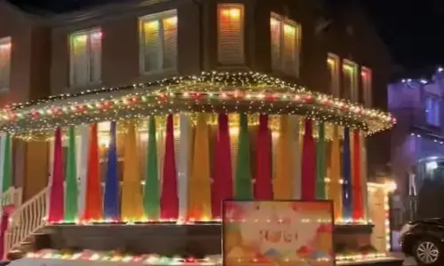 ਕੈਨੇਡਾ ਚ ਭਾਰਤੀਆਂ ਦੇ ਘਰ ਬਾਹਰ HOLI  ਸਜਾਵਟ ਦੇਖ ਗੋਰੇ ਵੀ ਹੋਏ ਹੈਰਾਨ!