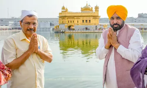 ਕੇਜਰੀਵਾਲ ਅਤੇ CM ਮਾਨ ਨੇ ਸੱਚਖੰਡ ਸ੍ਰੀ ਦਰਬਾਰ ਸਾਹਿਬ ਵਿਖੇ ਟੇਕਿਆ ਮੱਥਾ
