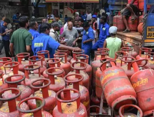 LPG crisis: Zomato ਅਤੇ Swiggy ਤੇ ਮੰਡਰਾਏ ਖ਼ਤਰੇ ਦੇ ਬੱਦਲ LPG crisis: Zomato ਅਤੇ Swiggy ਤੇ ਮੰਡਰਾਏ ਖ਼ਤਰੇ ਦੇ ਬੱਦਲ