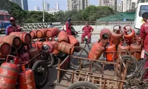 Gas cylinders ਦੀ ਕਮੀ ਕਾਰਨ ਲੋਕ ਪਰੇਸ਼ਾਨ, ਬਲੈਕ ਵਿੱਚ ਮਿਲ ਰਹੇ ਮਹਿੰਗੇ ਸਿਲੰਡਰ