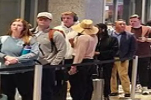 America ਦੇ airports ’ਤੇ ਲਾਵਾਰਿਸ ਹੋਏ ਮੁਸਾਫ਼ਰ America ਦੇ airports ’ਤੇ ਲਾਵਾਰਿਸ ਹੋਏ ਮੁਸਾਫ਼ਰ