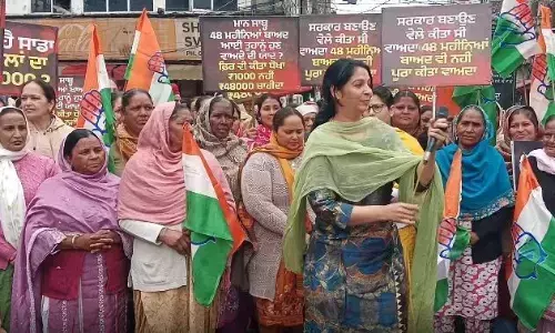 ਸੜਕ ’ਤੇ ਉਤਰੀਆਂ Kapurthala ਦੀਆਂ ਔਰਤਾਂ, Mann government ਤੋਂ ਮੰਗਿਆ 48000 ਰੁਪਏ ਦਾ ਬਕਾਇਆ ਸੜਕ ’ਤੇ ਉਤਰੀਆਂ Kapurthala ਦੀਆਂ ਔਰਤਾਂ, Mann government ਤੋਂ ਮੰਗਿਆ 48000 ਰੁਪਏ ਦਾ ਬਕਾਇਆ