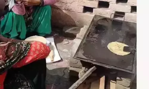LPG ਗੈਸ ਦੀ ਕਮੀ ਕਾਰਨ ਸਕੂਲਾਂ ਵਿੱਚ ਚੁੱਲ੍ਹਿਆਂ ‘ਤੇ ਬਣ ਰਿਹਾ Mid-day meals