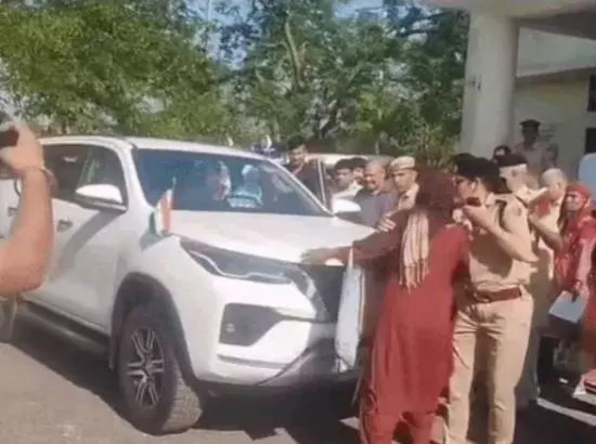 Minister ਦੇ ਕਾਫ਼ਲੇ ਨੂੰ ਇੱਕਲੀ ਔਰਤ ਨੇ ਰੋਕਿਆ, ਪਹਿਲਾਂ ਮੇਰੀ ਗੱਲ ਸੁਣੋ, ਫਿਰ ਜਾਣ ਦੇਵਾਂਗੀ Minister ਦੇ ਕਾਫ਼ਲੇ ਨੂੰ ਇੱਕਲੀ ਔਰਤ ਨੇ ਰੋਕਿਆ, ਪਹਿਲਾਂ ਮੇਰੀ ਗੱਲ ਸੁਣੋ, ਫਿਰ ਜਾਣ ਦੇਵਾਂਗੀ